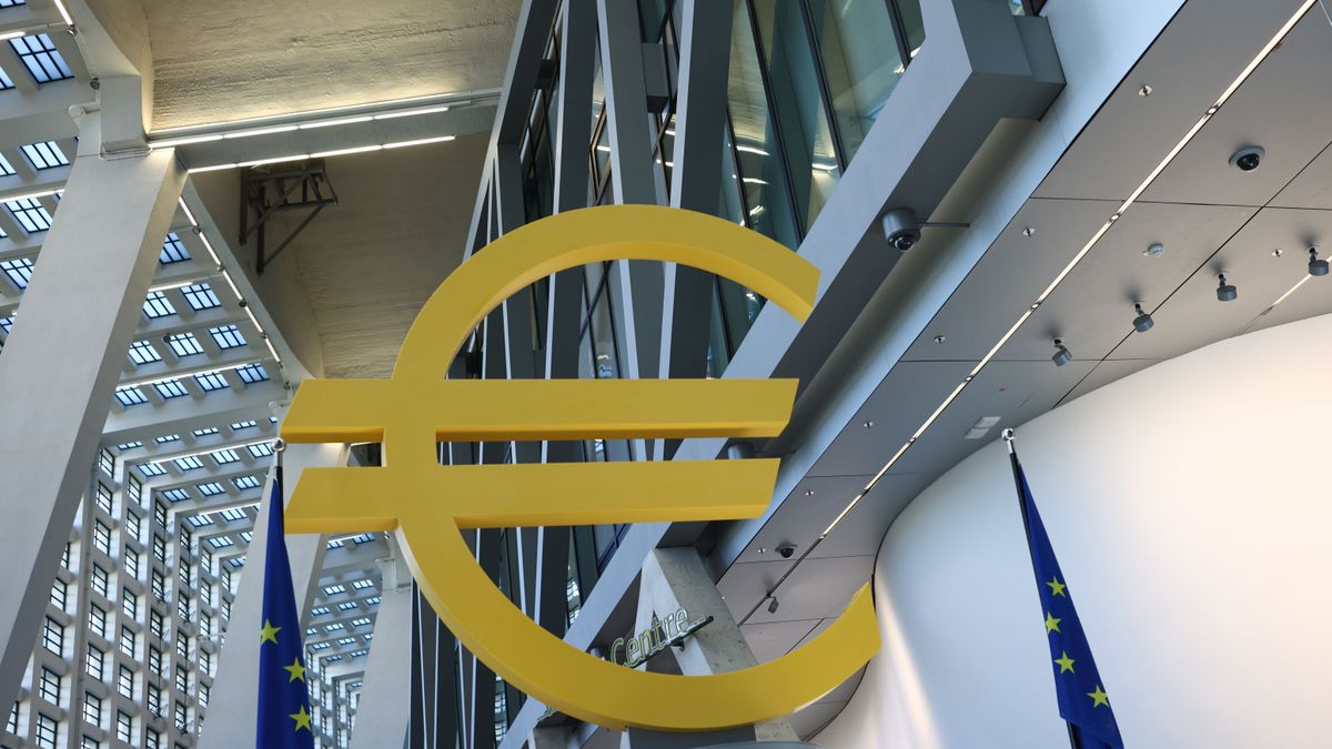 Infláció: nagyon rossz hírt kapott Varga Mihály az eurozónából, szűkül az MNB mozgástere, gyengülhet a forint 