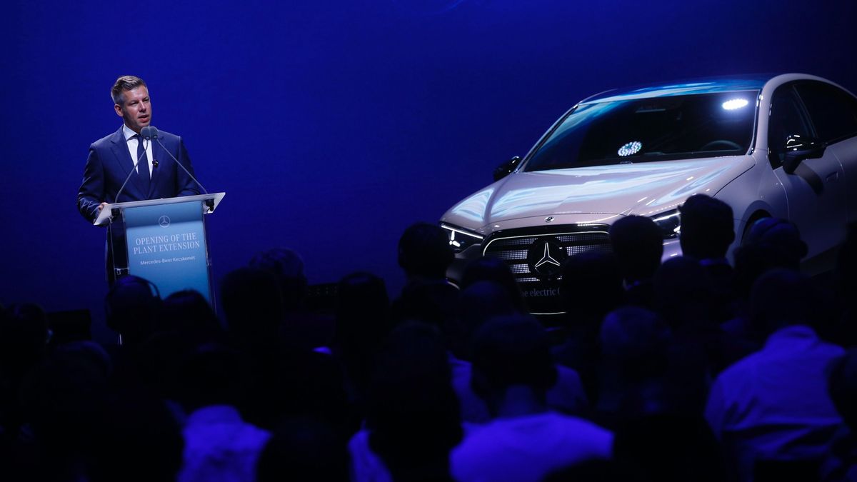 Történelmi pillanat: átadták Európa legnagyobb Mercedes-gyárát Magyarországon, Németországból nézni se bírják – Magyar Péter élőben közvetíti Kecskemétről 