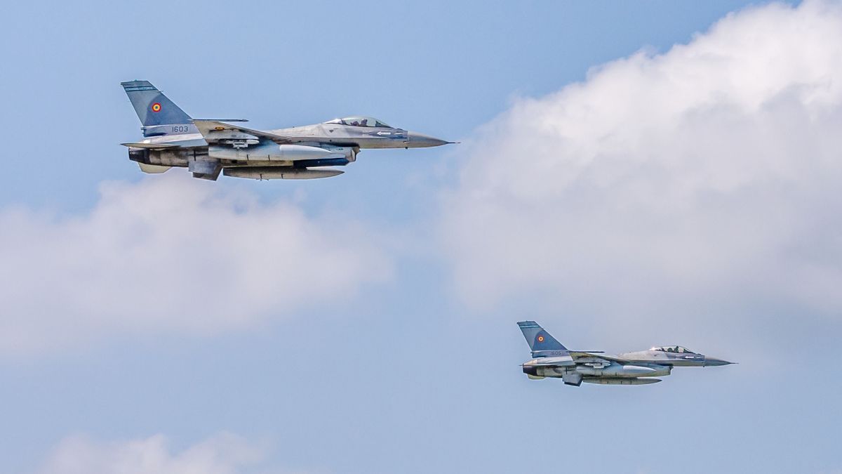 Rendkívüli katonai helyzet Romániában: tüzet nyitott egy F-16-os vadászgép, az elnök bejelentést tett − „Belépett az ország légterébe egy drón” 