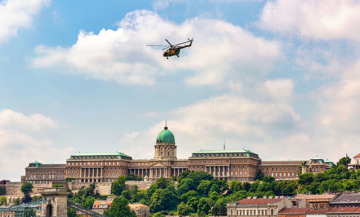 Helicopter,Flying,Over,The,Danube,River,And,The,Royal,Palace helikopter taxi hungaroring forma-1