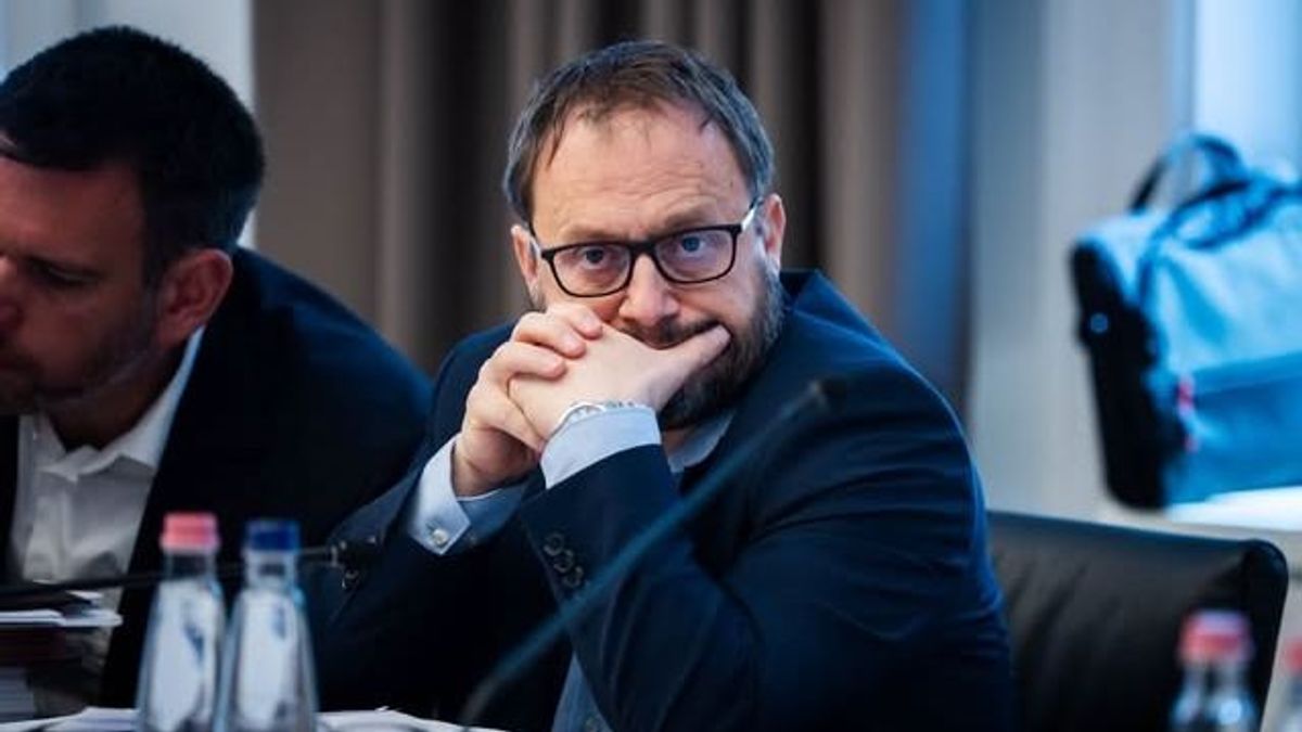 Kármán András kifakadt a Facebookon: a kormányülésről posztolta ki, hogy alig lehet bírni a Tisza-kormány tempóját – „Jól esne egy kicsit hosszabb ebédszünet”