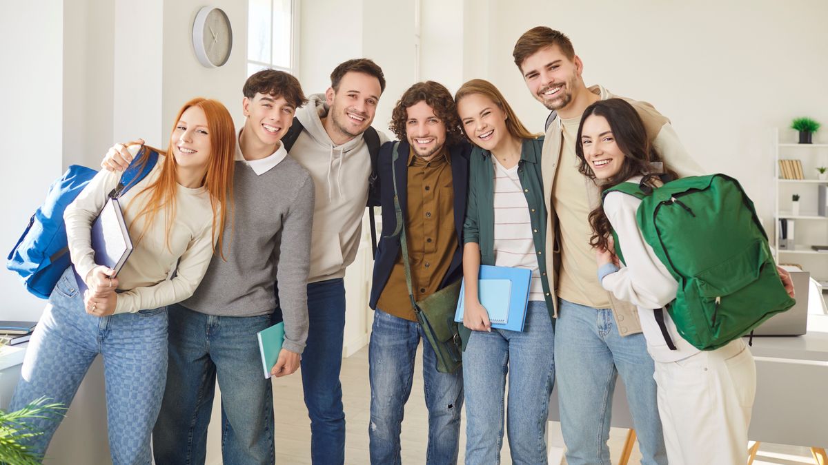 Group,Portrait,Of,Happy,Classmates,And,Friends,At,School.,Several. felvételizők