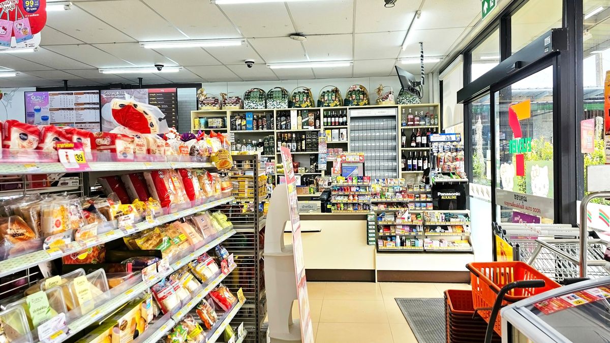 Interior,Shot,Of,7-eleven,Store,With,Cashier,Counters,,Payment,Point,kisbolt