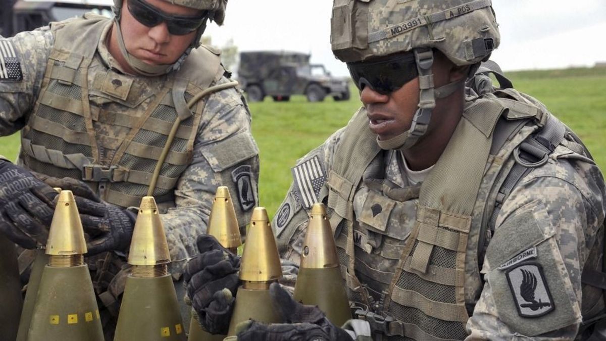 Magyarország szomszédja felfegyverzi Amerikát: óriási üzletet kötöttek a határ túloldalán, Washington el van ájulva – "Az ükunokáim is ezekkel fognak tüzelni!" 