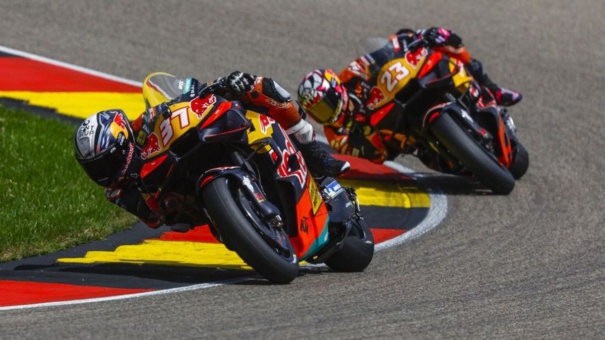 Ezerrel jön ki a kanyarból a KTM, újra viszik a motorokat 