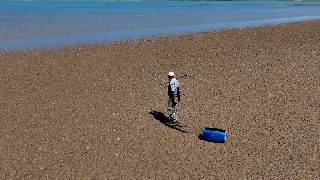 Európa,Rainfall prevents salt harvesting at Turkiye's Tuzla Palas Lake