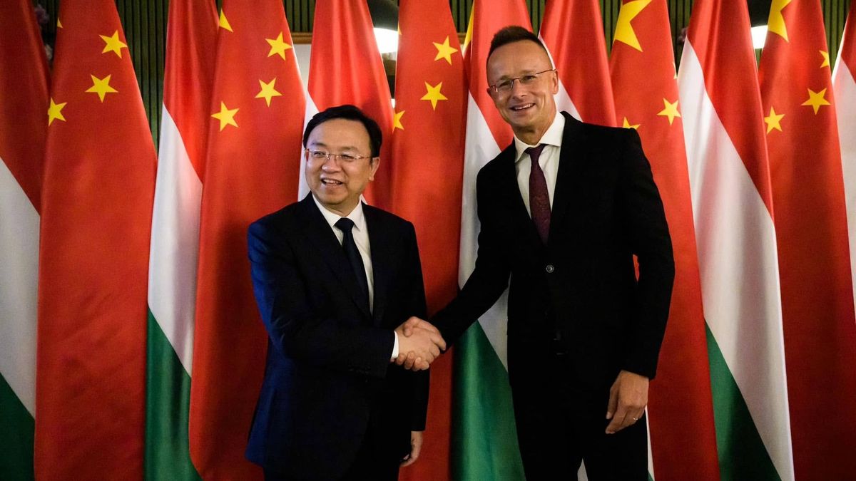 Szijjártó Pétertől hangos a kínai sajtó, különös összefüggésbe hozták a BYD-s kinevezését – "Így futott be a volt külügyminiszter a világ egyik legnagyobb autógyártójához" 