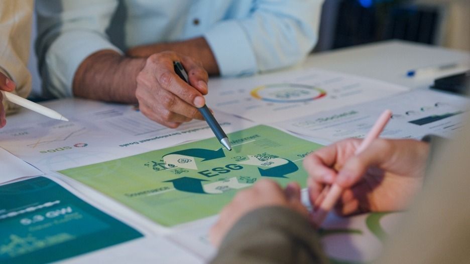 ESG,Closeup,Group,Asia,Businesspeople,Talk,Esg,Strategies,Risk,Management,Workshop
