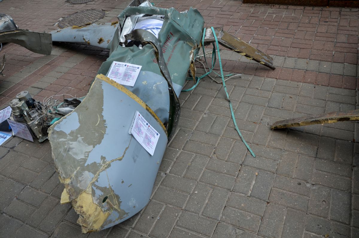 Egy Kh-101-es roncsai. Ilyen robotrepülőgép sértette meg a lengyel légteret.