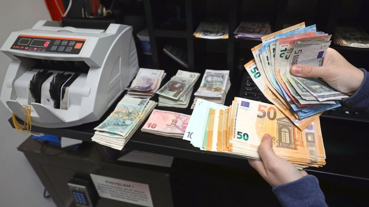 Eurórohamot kerestünk a pesti pénzváltóknál – de másik pénz kell most a magyaroknak 