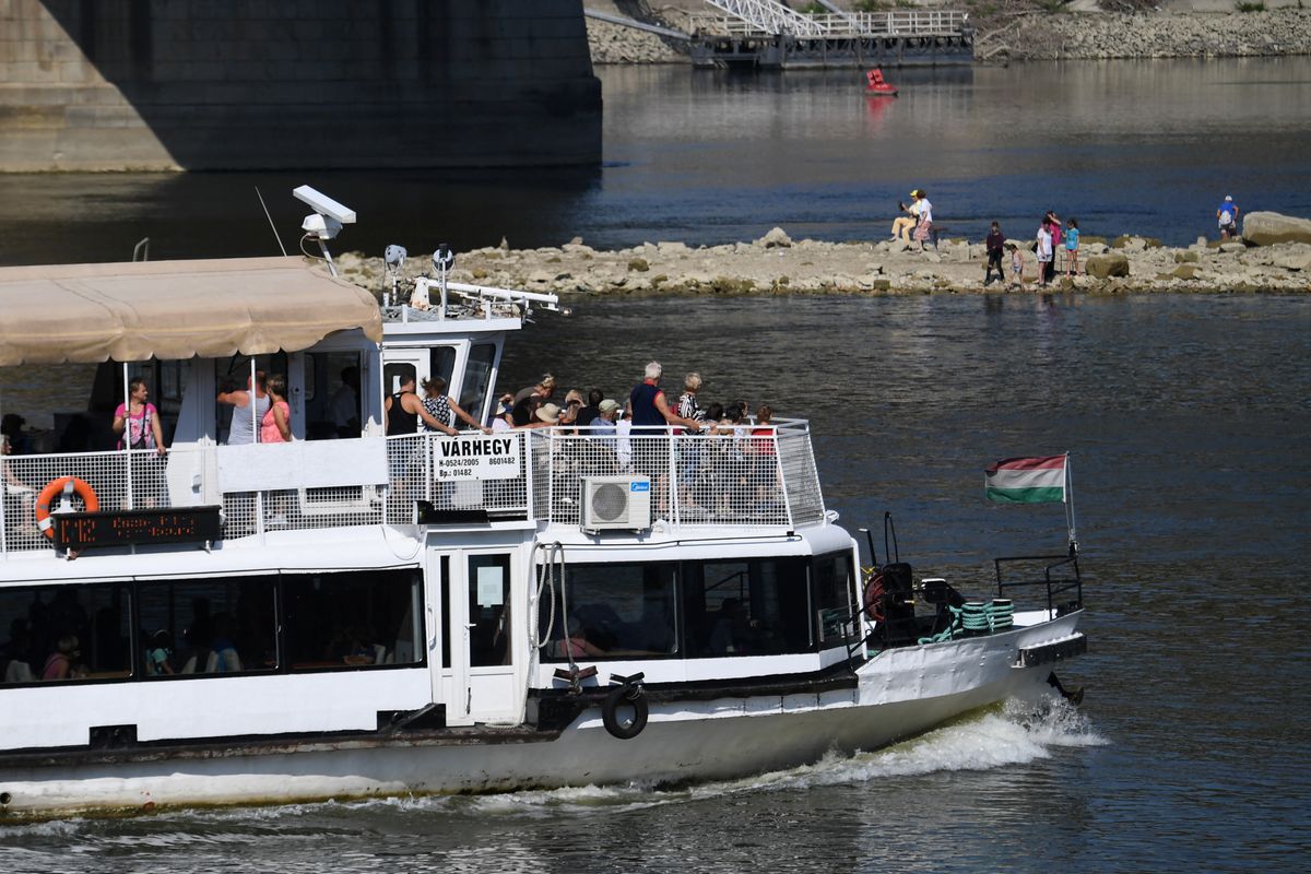 Nem a megszokott útvonalon járnak a budapesti hajók