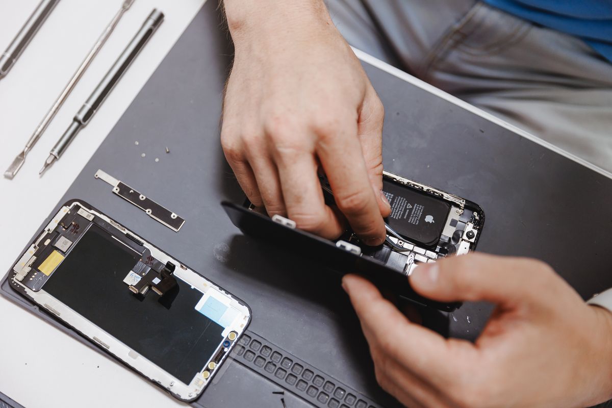 Russia,-,July,26,,2023:,Repair,Iphone,Apple,Broken,Phone