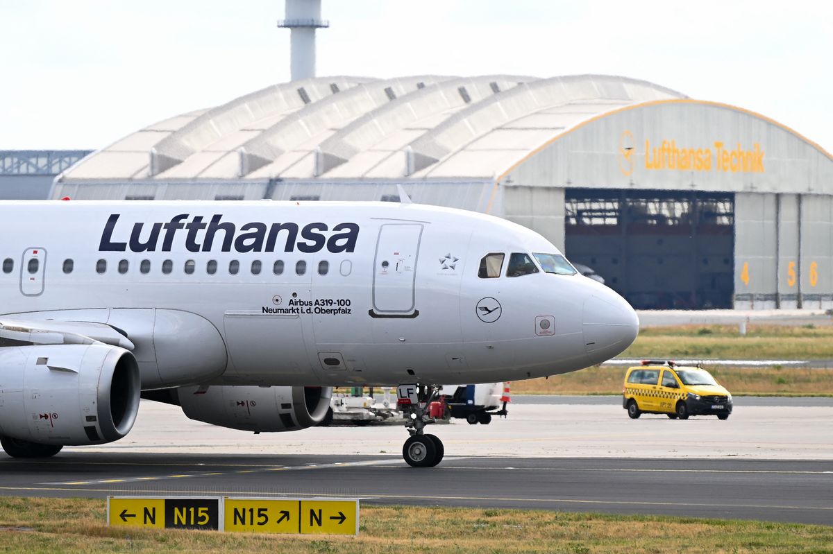 Frankfurt Airport, Lufthansa Németország
légi közlekedés, légiközlekedés
reptér, repülőtér
ellenőrzés terrorfenyegetettség