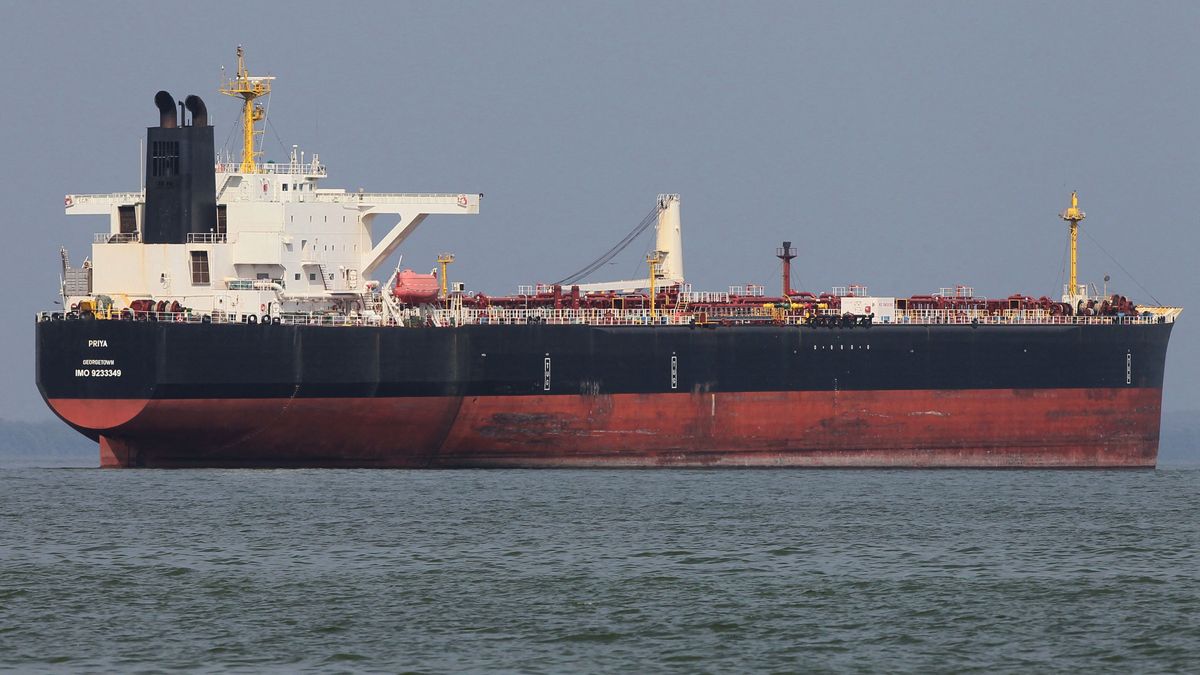 Oil tankers await departure in Venezuela kazah