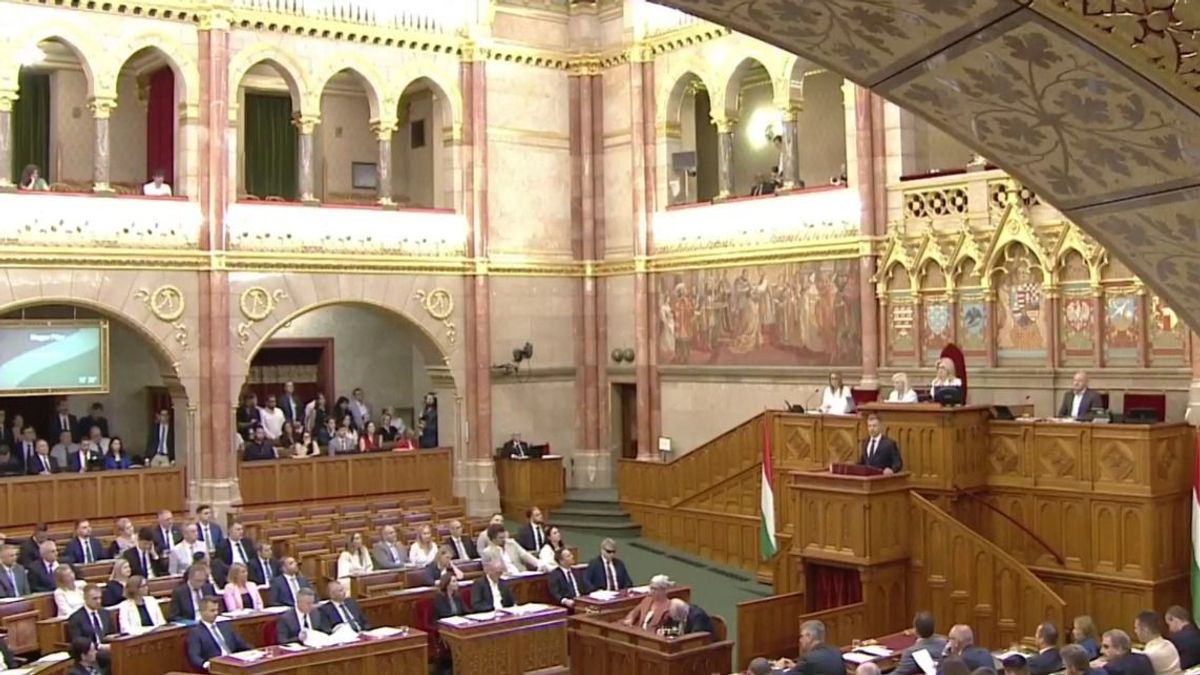 Magyar Péter napirend előtt: „Meg fogjuk vizsgálni Szijjártó Péter minden olyan döntését, ami a BYD Magyarországhoz kapcsolódott”