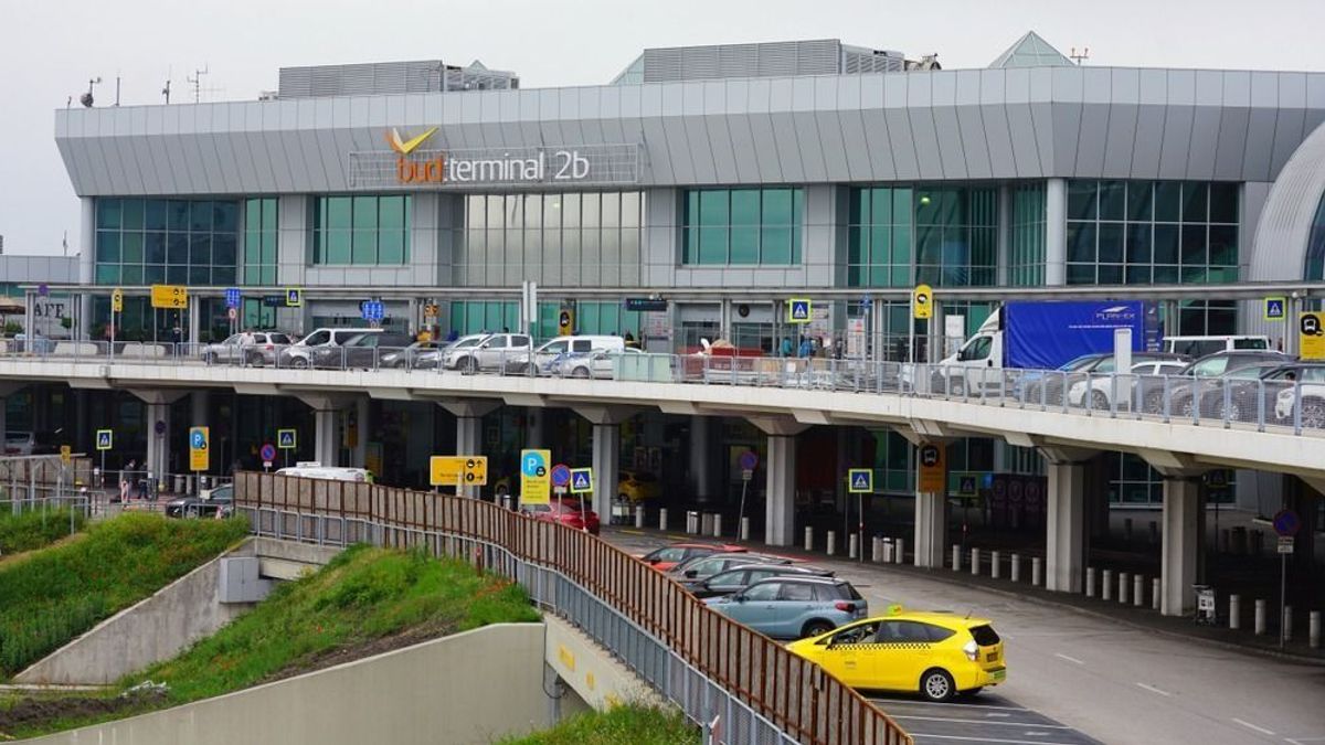 Jól jegyezze meg mindenki, kezdődik a káosz Ferihegyen augusztus 3-án: megváltozik az eddigi szabály, egy kilométerre a 2-es termináltól rakják ki az utasokat a taxik – „A kormány szólítsa fel a repülőteret” 