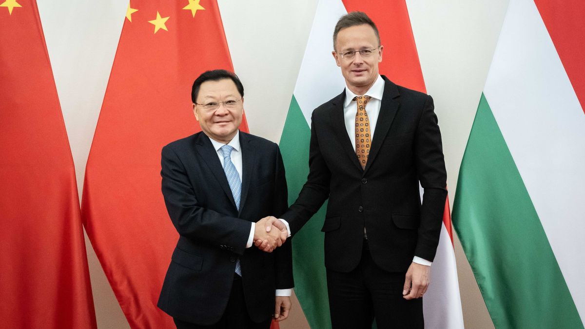 Szijjártó Pétertől hangos a kínai sajtó, különös összefüggésbe hozták a BYD-s kinevezését – "Így futott be a volt külügyminiszter a világ egyik legnagyobb autógyártójához" 