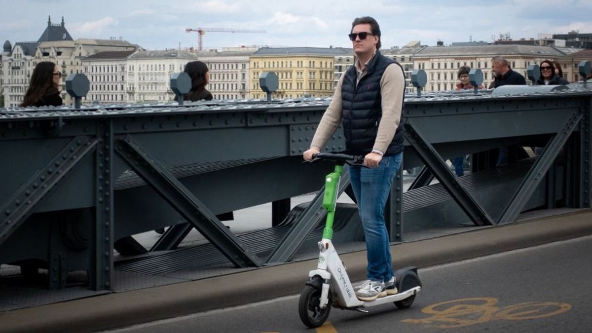 Ezen ki fognak akadni az autósok, megszólalt a legnagyobb magyarországi elektromos rolleres cég: ne a bukósisak legyen kötelező, az autók sebességét csökkentsék – Vitézy Dávidnak döntenie kell 
