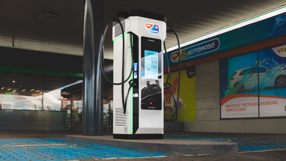 Már nem a töltők száma dönti el a versenyt: a Mol vezetője elárulta, mi jön most az elektromos autózásban 