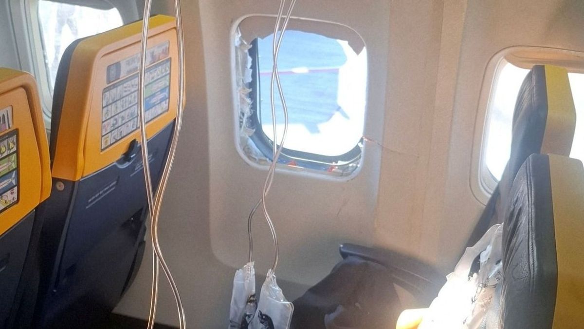 Horrorbaleset a Ryanair járatán: megszólalt az áldozat, így szippantotta ki a légnyomáskülönbség az utastérből – „Másfél-két percig volt a repülőgépen kívül” 