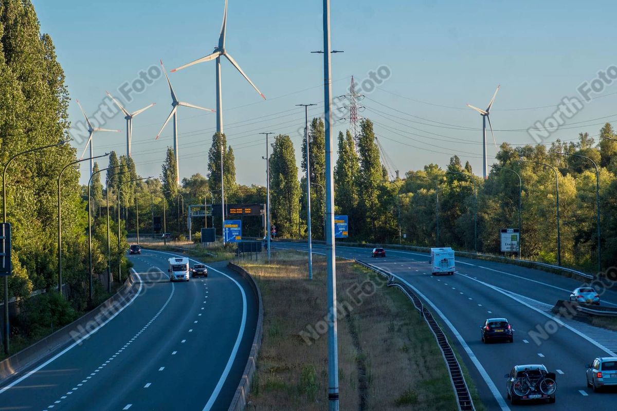 Kilátás az A12-es autópályára Ekerenben, Antwerpen közelében, Belgiumban