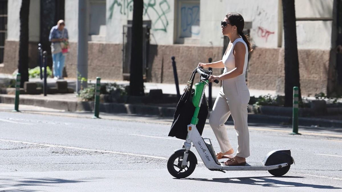 Egy külföldi turistától nem várható el, hogy fejvédővel rollerezzen, a Budapestiektől igen 
