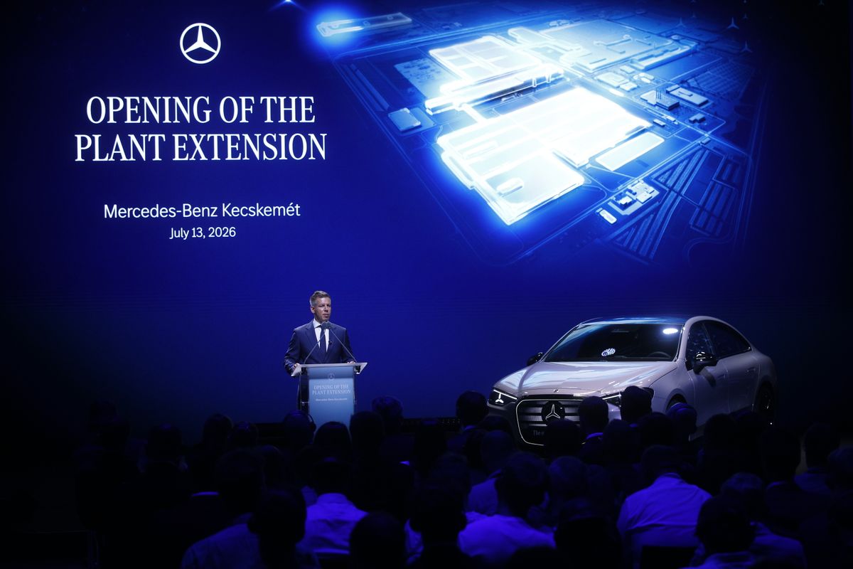 Magyar Péter miniszterelnök Mercedes