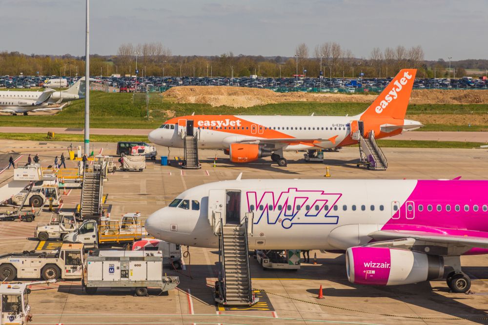 Wizz Air, EasyJet, Easyjet
közlekedés, léig közlekedés, repülés
légitársaság