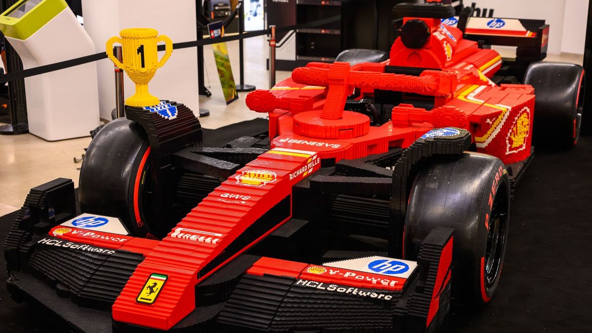 Lewis Hamilton Ferrarija megérkezett Budapestre – ennek kapcsán az Alza azt is elárulta, miért hódítanak itthon a csomagautomaták a házhozszállítás helyett 