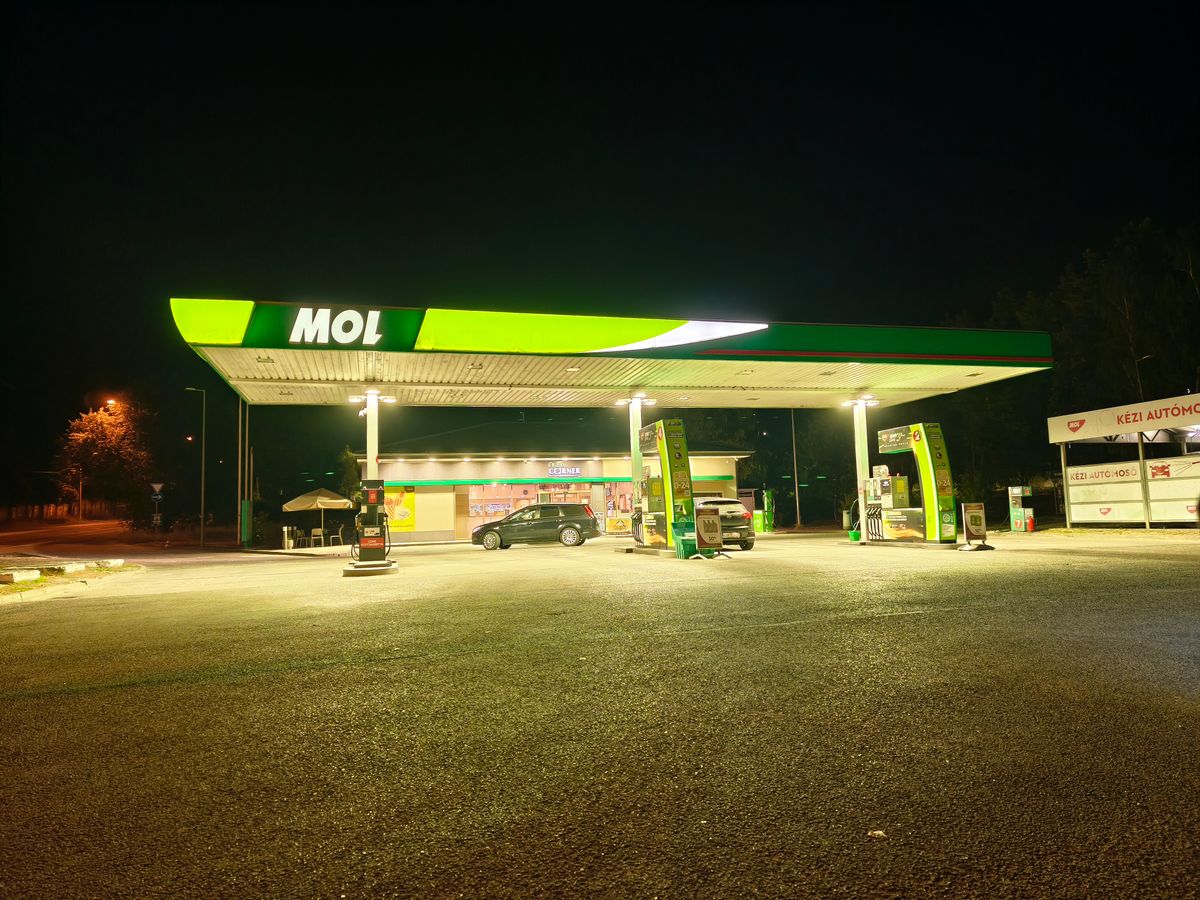 Mol, benzinkút