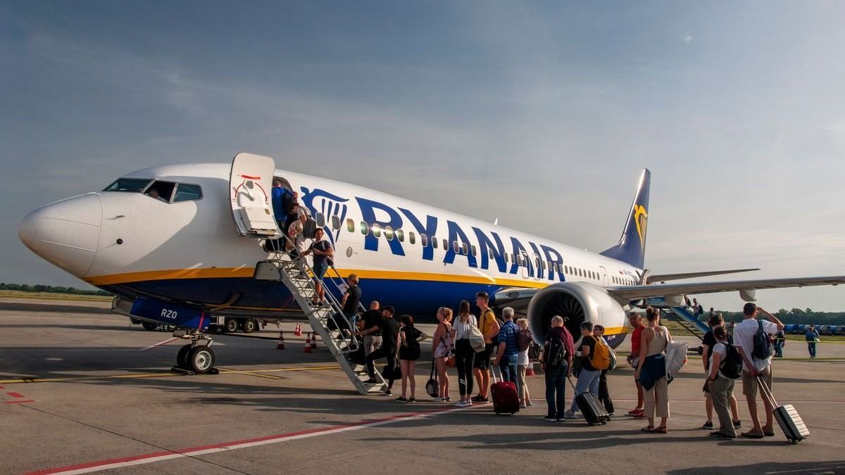 Ryanair-baleset: az amerikaiak cáfolják a fapados nagyhatalmú urának szavait – ezért eshetett ki egy utas a repülő ablakán 