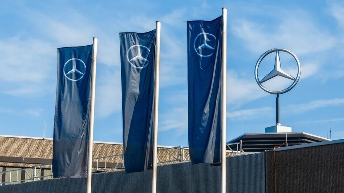 Újra pénzt lát benne, visszahódítaná régi piacát a Mercedes: vadiúj luxuscirkálójukkal lőnének a taxisokra, beakciózták az egyik legnépszerűbb modellt – ennyiért ajándék 
