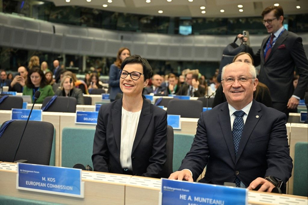 Korrupciós botrány söpörte el a miniszterelenököt – ALexandru Munteanu a képen még még Marta Kos EU-biztossal együtt örül kinevezésének novemberben