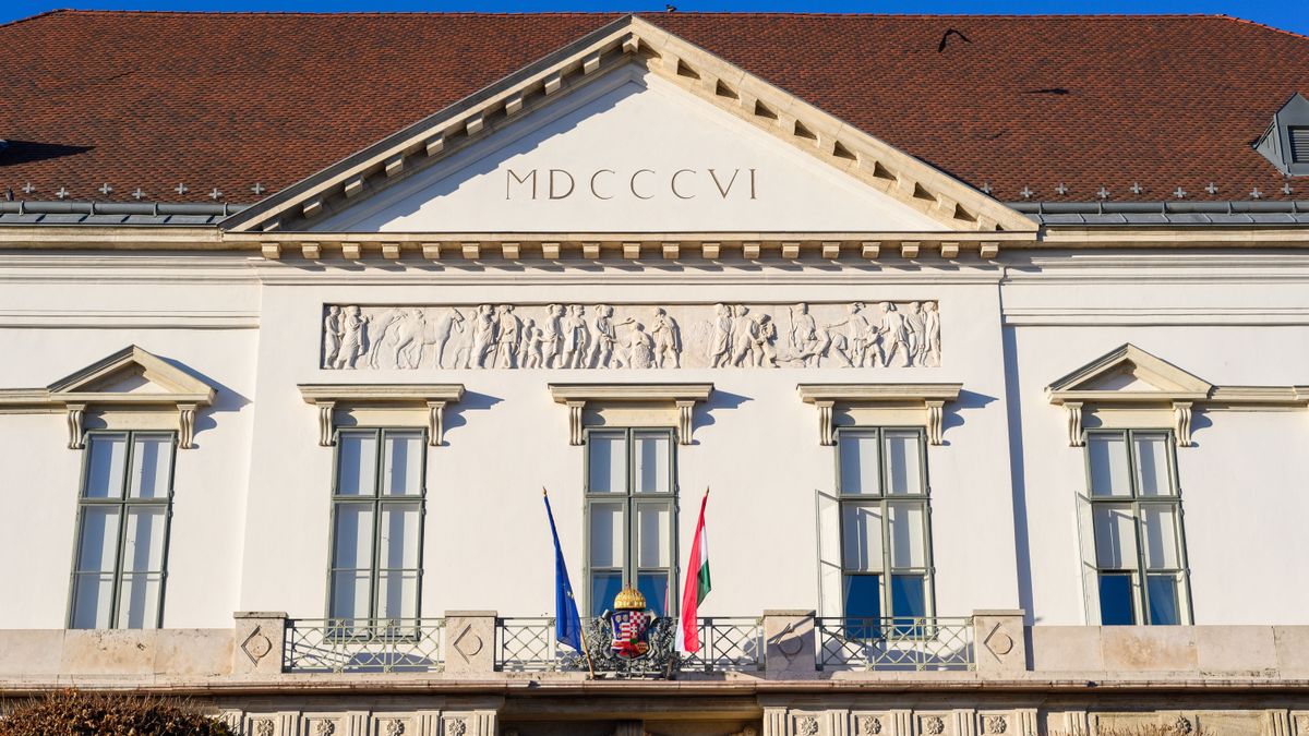 Budapest,,Hungary,-,December,,17,,2023,Sándor,Palace,(sandor-palota),Is, történész