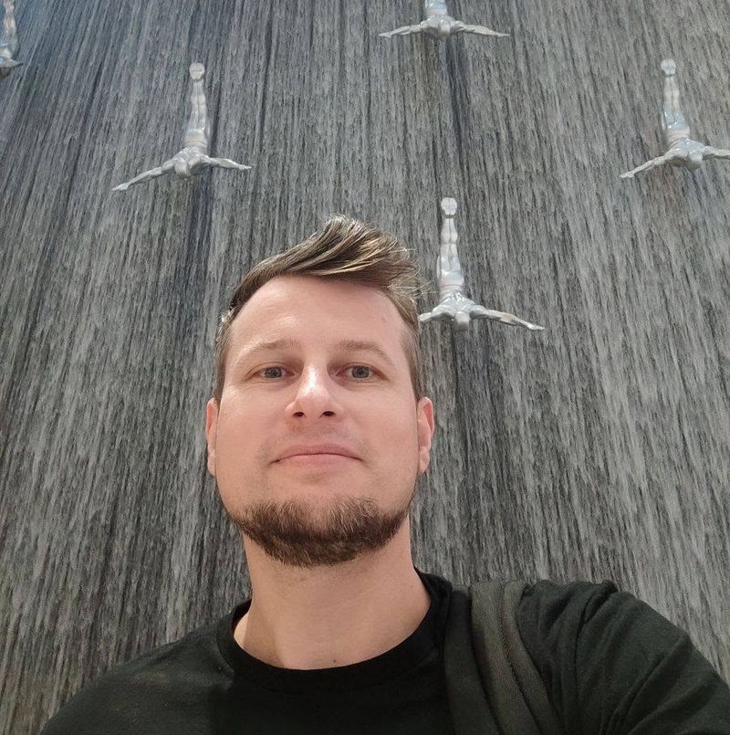 Kadlót Tibor szerző profilképe