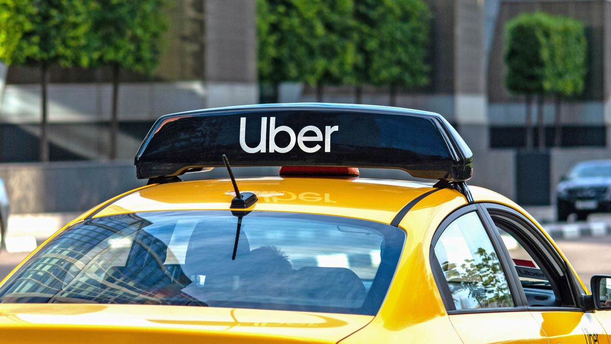 Uber taxi autó jármű
leépítés, ügyfélszolgálat
mesterséges intelligencia AI MI