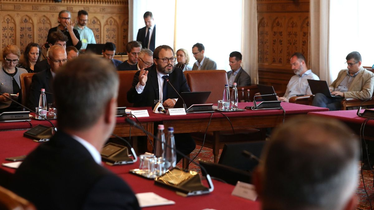 Itt az első bírálat: a Fidesz szerint a magyar családok fizethetik meg a 2027-es, Kármán-féle költségvetés árát 