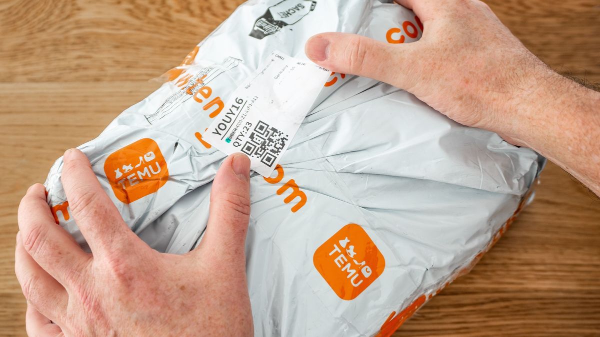 Aachen,,Germany,-,February,21,,2024:,Shipping,Package,Of,Temu