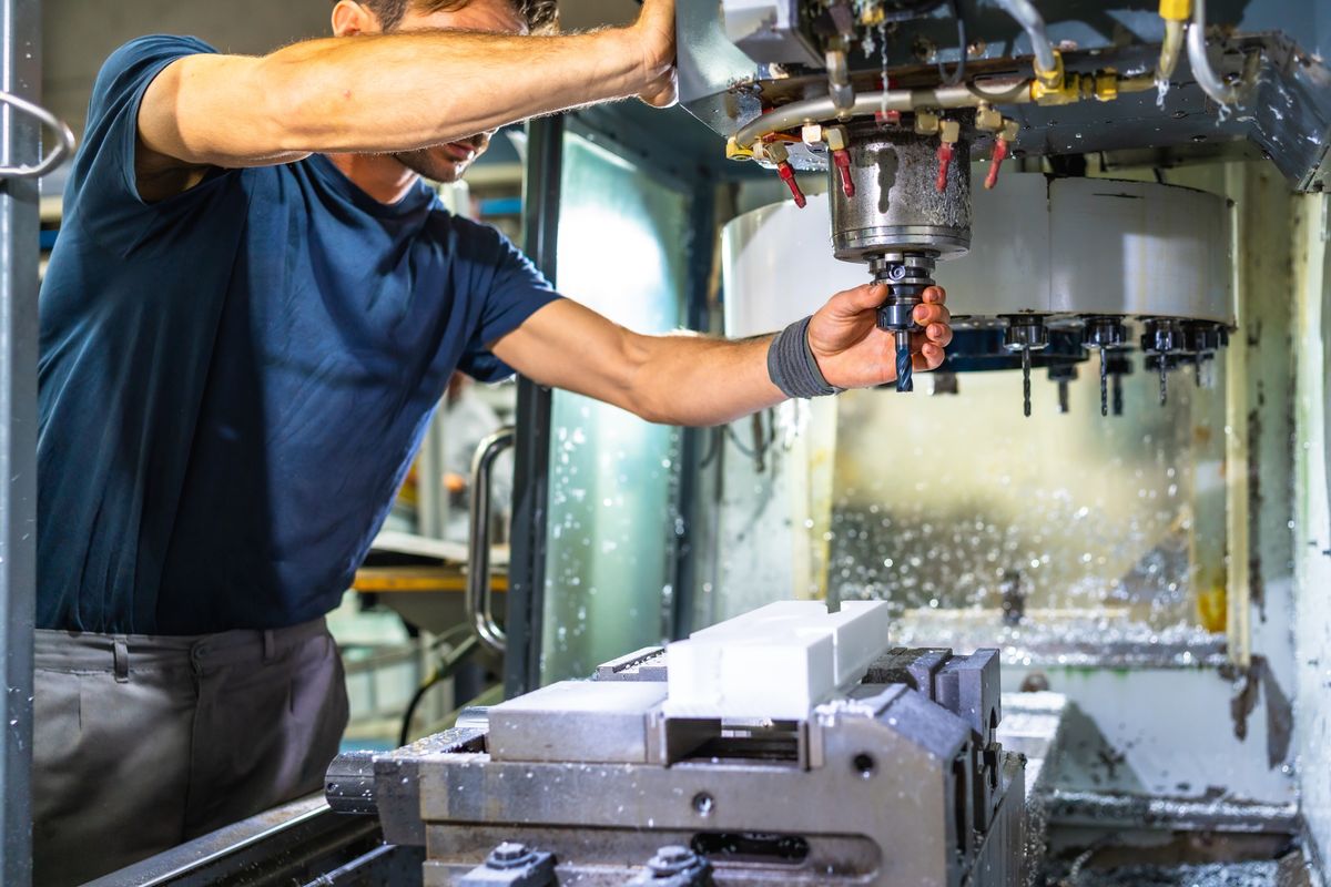 Man,Working,In,The,Machining,Center,For,Plastic,Parts,Using munkaerőpiac gyár, mesterséges intelligencia