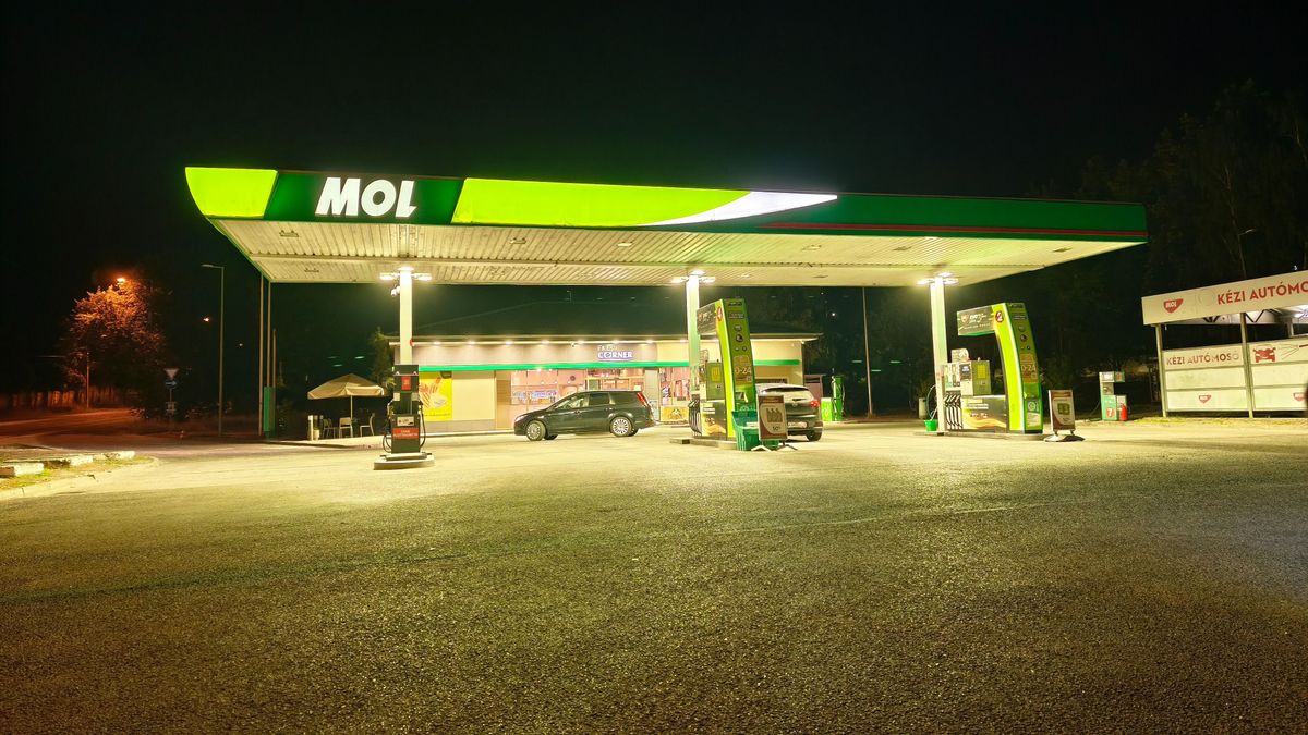 Hihetetlen dolog történt a Mol benzinkútjain az éjjel: meghökkentő üzemanyagárakat szabott meg Magyarországon a drágulás kihirdetése után – ennyibe kerül a benzin és a dízel 
