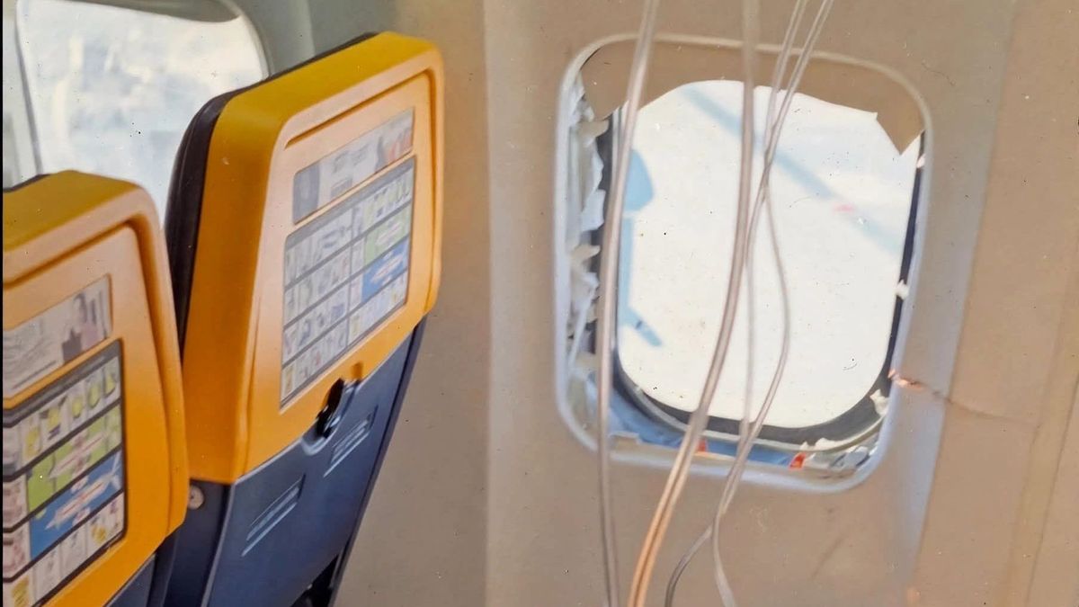Berobbant felszállás közben egy Ryan Air-gép ablaka, beszippantott egy utast a nyomásváltozás: a fél teste már kint volt az ablakon – döbbenetes videó! 