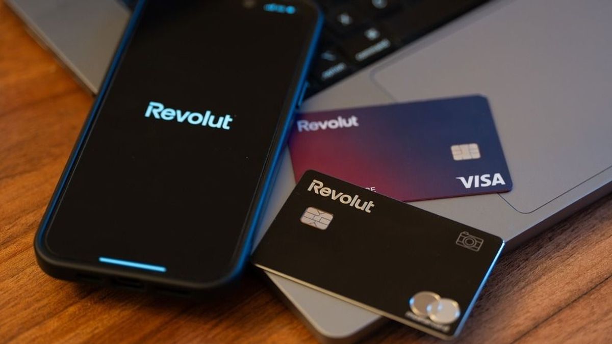 Dupla kamat, lekötés nélkül 20 millió forintig: fogják a fejüket a haza bankok, olyan ajánlattal jött ki a Revolut – nem mindenkinek jár, mutatjuk, mi kell hozzá 