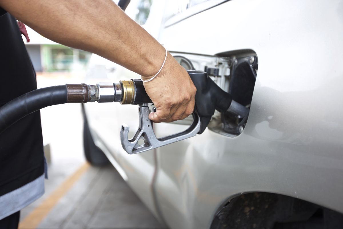 Fuel,Nozzle,In,Pouring,To,Car ár tank