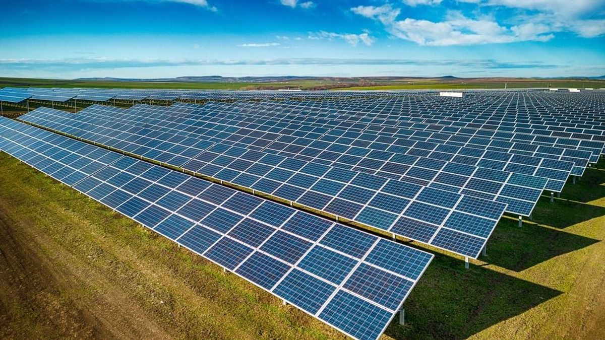Ennek az egész EU-ban csodájára fognak járni: az unió legnagyobb napelemparkja épül a magyar határ közvetlen közelében – komoly lökést kaphat Románia energiatermelése