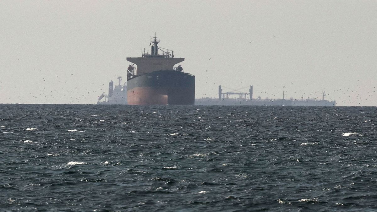 Photo Flash | Iran says closed Hormuz Strait due to U.S., Israeli "violations" of peace MoU -- Iran's Mehr news agency
