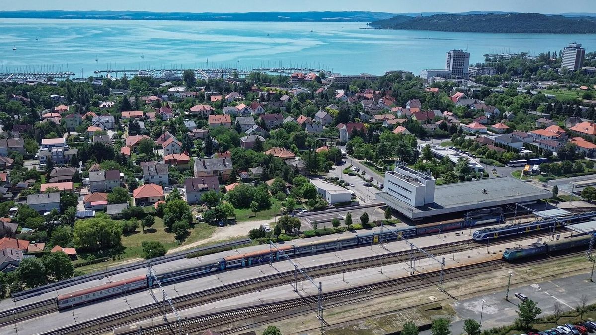 Balatoni körvasút: már 2030-ban elindulhatott volna az építkezés, most valamiért tíz évre lekerült a napirendről – Vitézy Dávid erről nem beszélt 