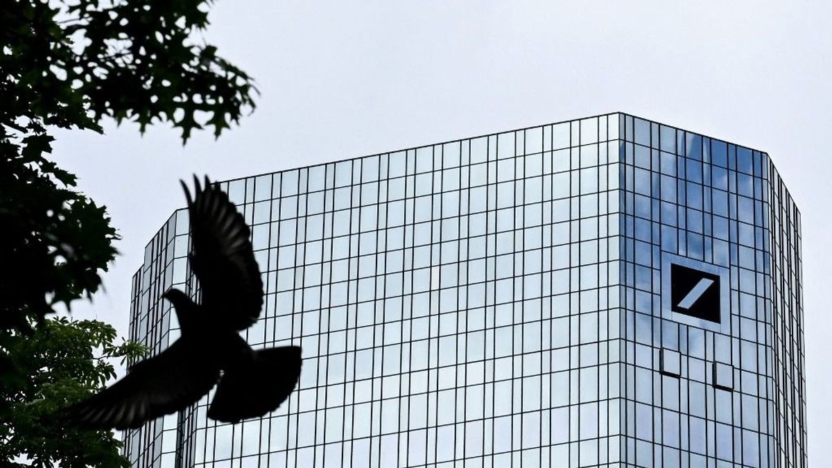 Érik az újabb botrány Németországban: rendőrök lepték el a Deutsche Bank központját – korábban is meggyűlt már a baja a hatóságokkal a hitelezőnek 