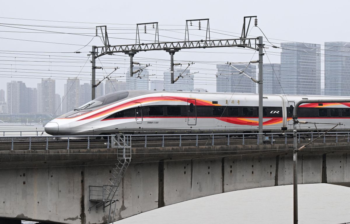 Ez a jövő már tényleg a jelen: öt másodperc alatt 800 km/órára gyorsult a kínai mágnesvasút – új világrekord született