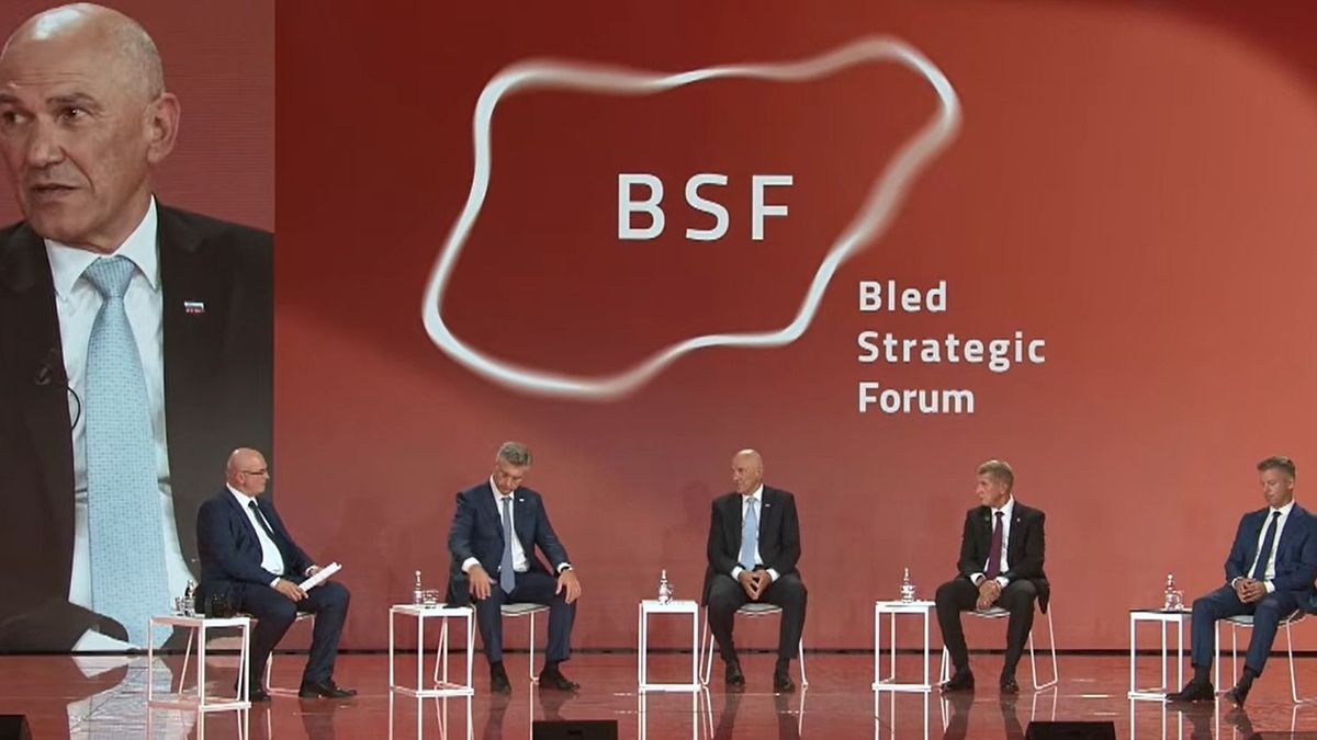Megkezdődött a régió egyik legfontosabb stratégiai találkozója: Magyar Péter is asztalhoz ül Bledben 