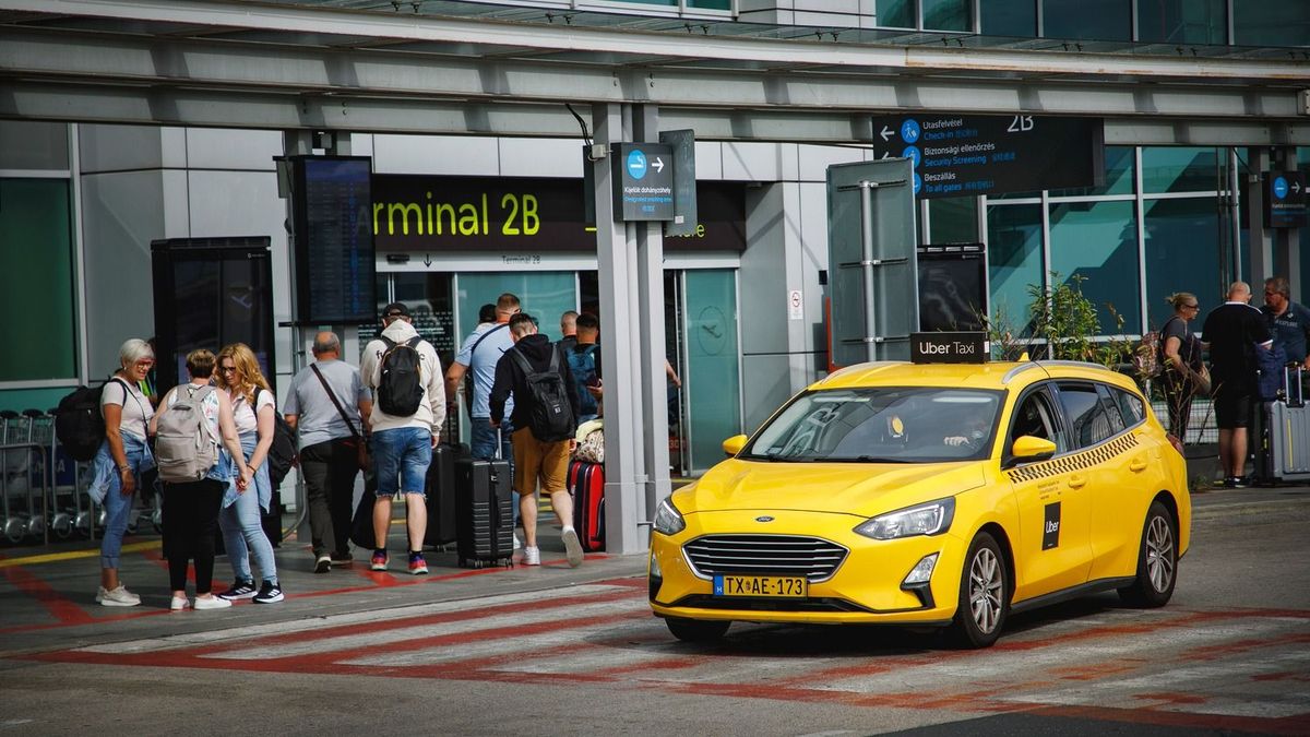 Drágul a taxizás: akár 15 százalékos fuvarcsökkenéssel is számol az érdekképviselet – egy fontos extra-díjat most megúsztak az utasok 